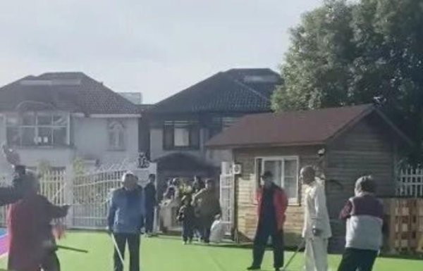 神机策 老人撬锁进幼儿园练剑，社区、家长都头疼