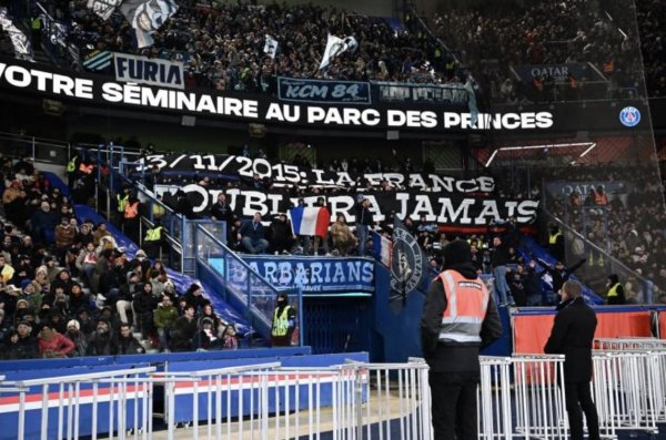 策略红 致敬巴黎恐袭遇难者，王子公园球场拉TIFO：法国永远不会忘记